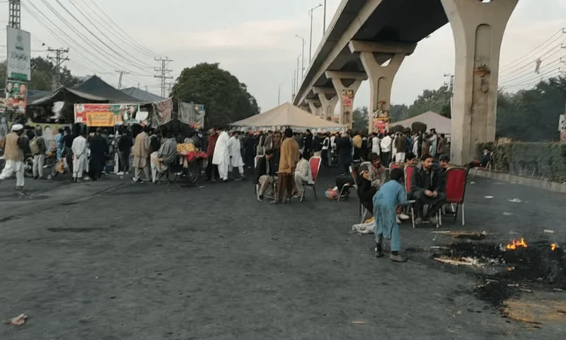 روڈ بلاک کرنے پر پی ٹی آئی کے 4 نامزد اور 20 نامعلوم کارکنوں کے خلاف مقدمہ
