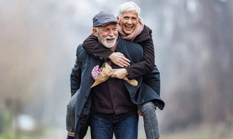 کیا ہمیں بڑھاپے کے باوجود کام جاری رکھنا چاہیے؟