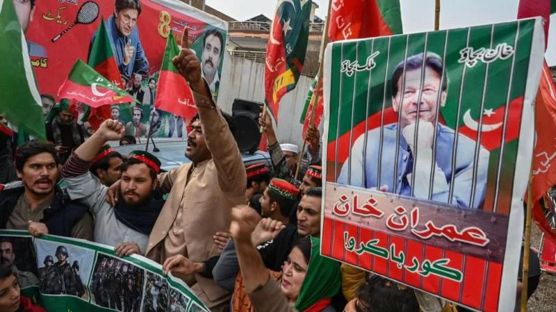 کیا انتخابات میں عوامی پذیرائی عمران خان کے لیے آسانیاں پیدا کر سکتی ہے؟