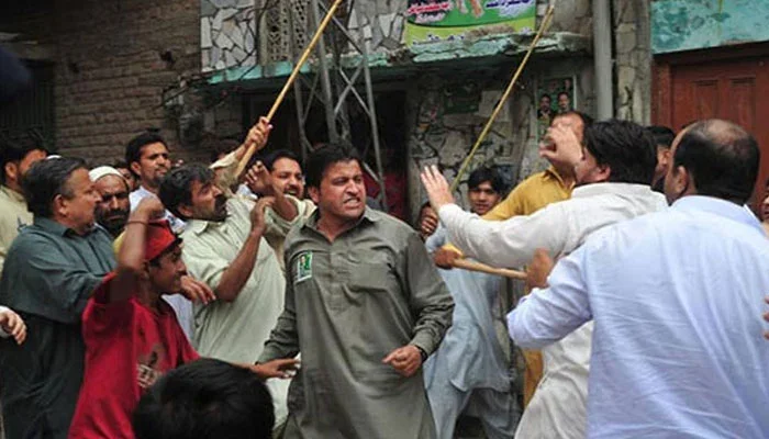 سیاسی جماعتوں کے پولنگ ایجنٹس آمنے سامنے،پولیس اہلکاروں نے معاملے کو ٹھنڈا کیا