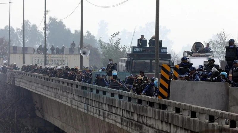 کسانوں کا احتجاج: دہلی ایک بند قلعے میں بدل گیا جب ہزاروں افراد نے ہندوستانی دارالحکومت کی طرف مارچ کیا