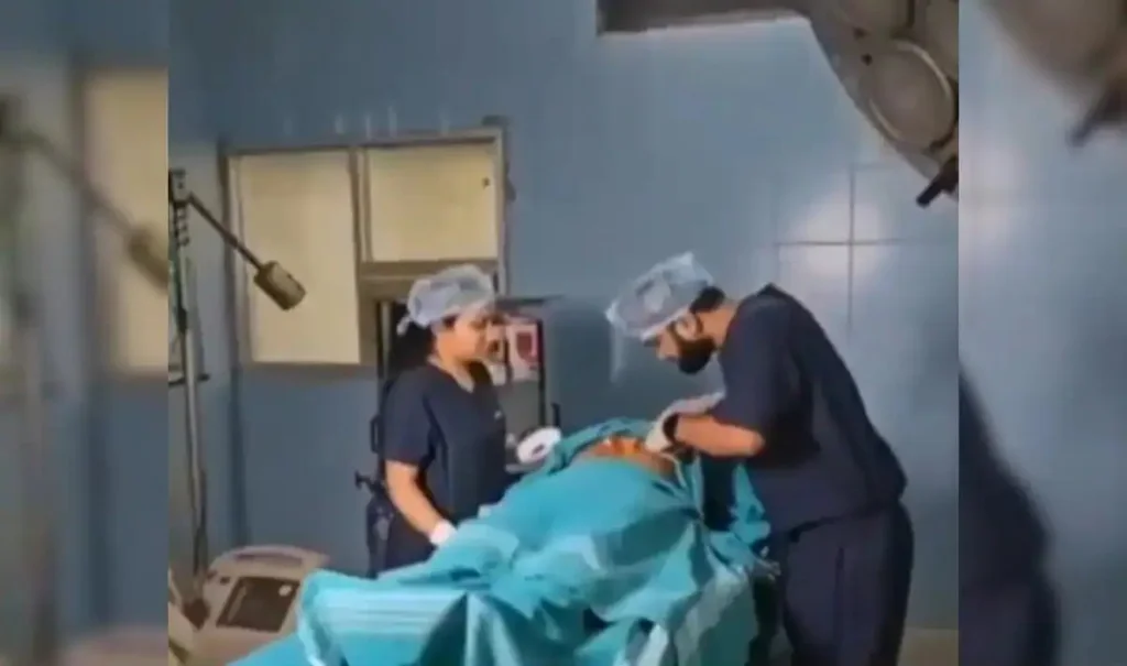 آپریشن تھیٹر میں فوٹو شوٹ کرنے پر ڈاکٹر جوڑے کو نوکری سے نکال دیا گیا
