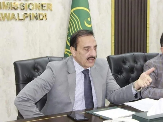 راولپنڈی میں کمشنر کے الزامات پر اعلیٰ سطح کمیٹی بنانے کا فیصلہ
