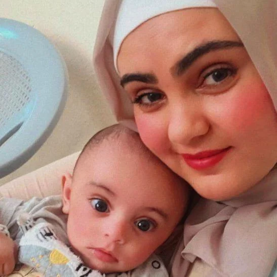 "میں اپنے بچے کے لیے خوراک کی تلاش میں پہاڑ کھودوں گی۔" فلسطینی ماں