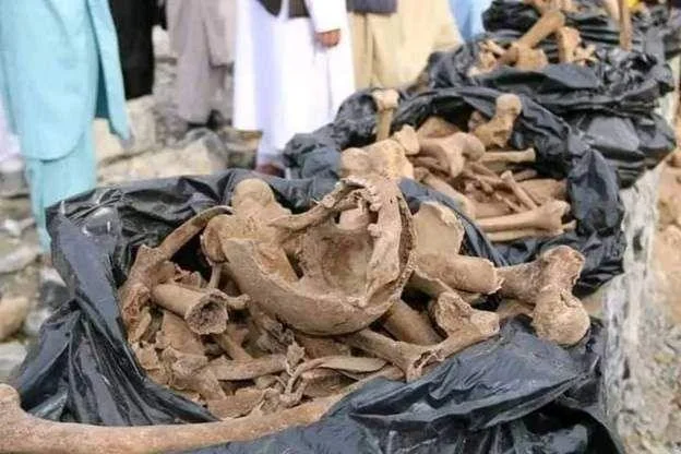 خوست میں ایک اجتماعی قبر سے 100 کے قریب لاشیں برآمد