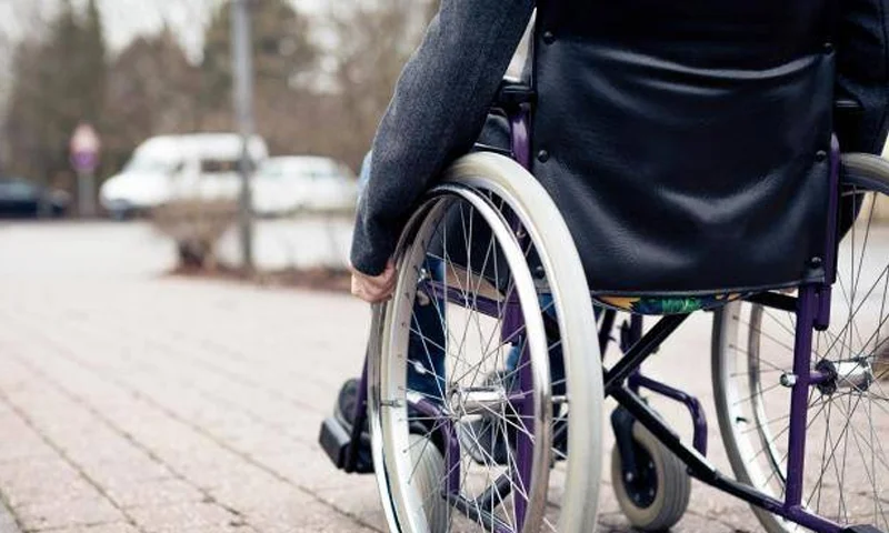 نوازشریف کا دیوانہ ذہنی معذور نوجوان بھی ووٹ کاسٹ کرنے پولنگ سٹیشن پہنچا