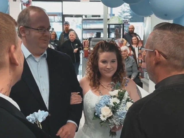 امریکہ: گیس اسٹیشن کے ڈسکو باتھ روم میں انوکھی شادی