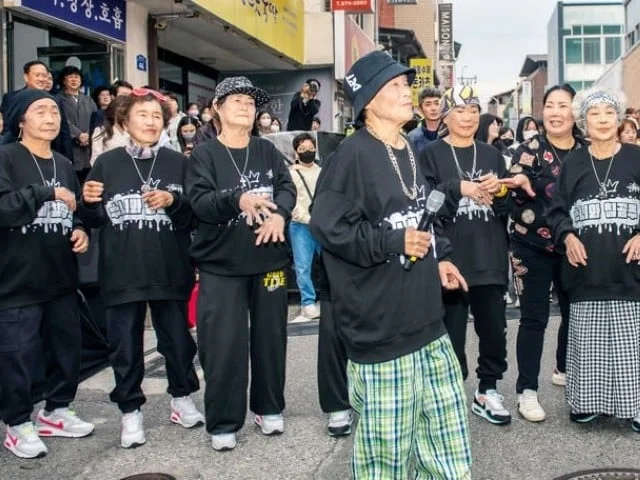 بڑی عمر خواتین پر مشتمل دنیا کا انوکھا ریپ گروپ