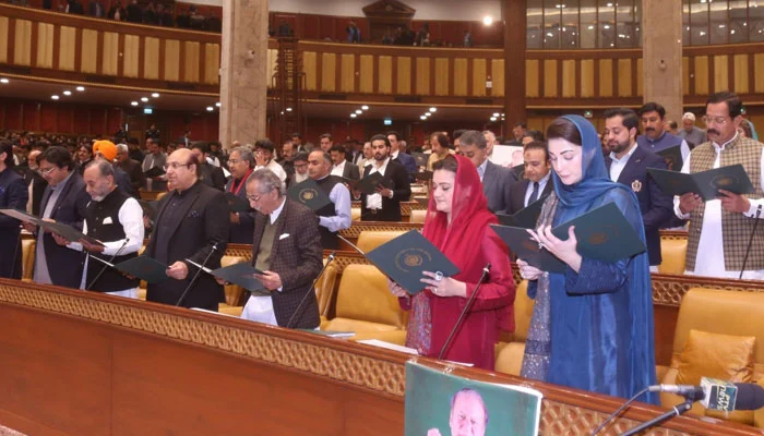 پنجاب اسمبلی کے نومنتخب ارکان نے حلف اٹھا لیا، سپیکر اور ڈپٹی سپیکر کا انتخاب کل
