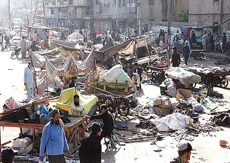 ڈبل پھاٹک،فٹ پاتھ پرقابض افرادنے بلدیہ عملہ یرغمال بنالیا