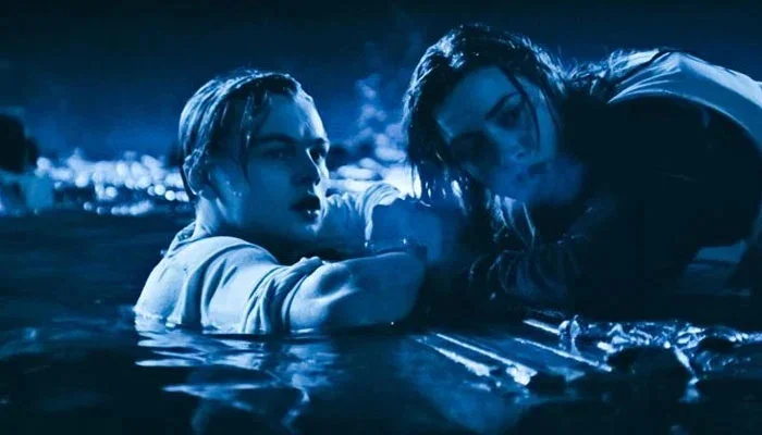 ٹائی ٹینک میں ہیروئن کی جان بچانے والا لکڑی کا تختہ 7 ملین ڈالر سے زائد میں نیلام ہوا۔