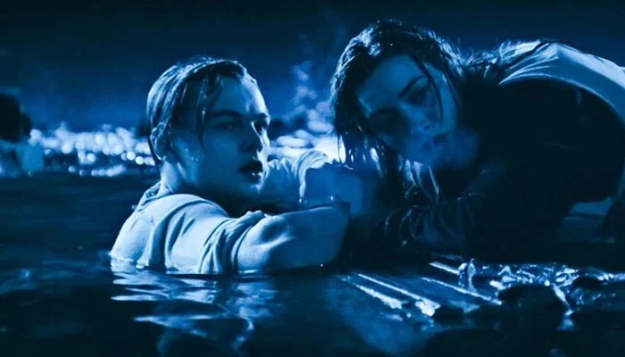 ٹائی ٹینک میں ہیروئن کی جان بچانے والا لکڑی کا تختہ 7 ملین ڈالر سے زائد میں نیلام ہوا۔