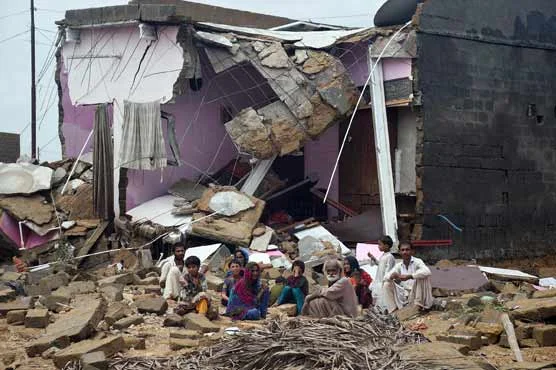 پختونخوا; بارش میں چھت گرنے سے جاں بحق، پشاور اندھیرے میں ڈوب گیا۔