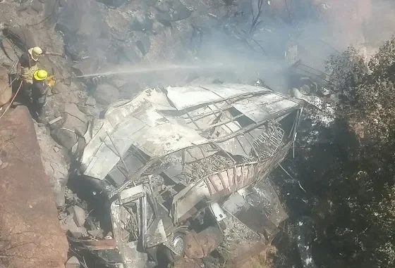 جنوبی افریقہ: مسافر بس کھائی میں گرنے سے 45 افراد ہلاک ہو گئے۔