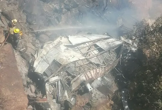 جنوبی افریقہ: مسافر بس کھائی میں گرنے سے 45 افراد ہلاک ہو گئے۔