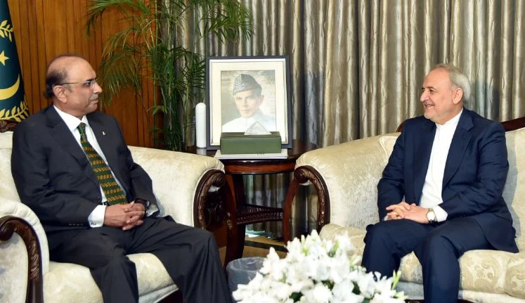 امریکی مخالفت کے باوجود صدر آصف زرداری ایران کے ساتھ مضبوط اقتصادی تعلقات پر اصرار کرتے ہیں۔