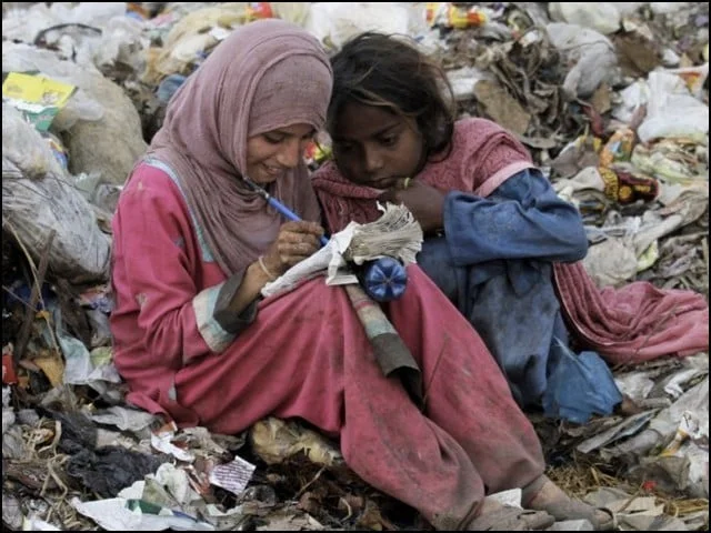 غربت سے تنگ بچوں نے کتابوں کے بجائے اوزارتھام لیے