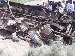 حب میں زائرین سے بھرا ٹرک کھائی میں گر گیا جس کے نتیجے میں 13 افراد جاں بحق ہوگئے