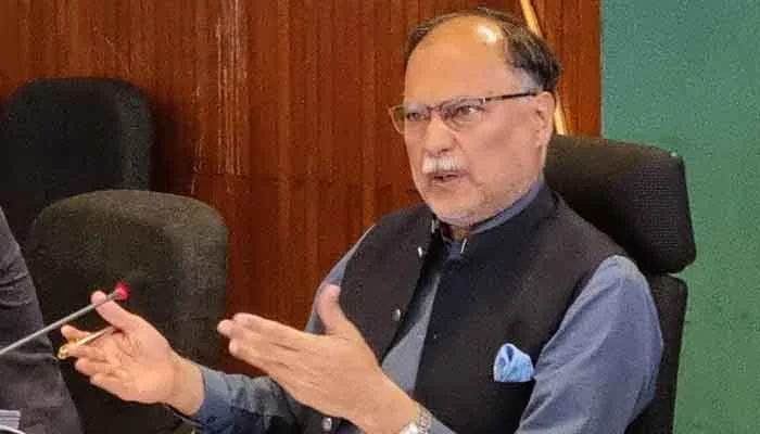 مخالفین ملکی سیاست کو ایک بار پھر سڑکوں پر لانے کی کوشش کر رہے ہیں، احسن اقبال