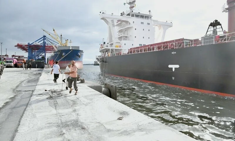 کراچی بندرگاہ پر مبینہ طور پر 1500 ٹن گندم لے جانے والا جہاز بھاگ گیا