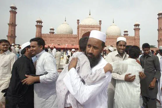 ملک  میں عیدالفطر مذہبی عقیدت و احترام سے منائی جا رہی ہے