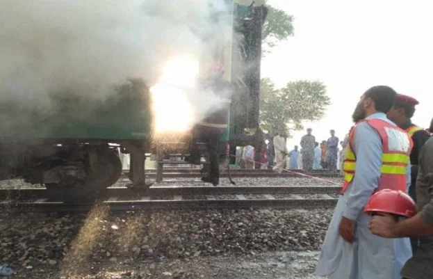 بوگی میں دھواں پھیلنے سے علامہ اقبال ایکسپریس کے مسافر خوفزدہ