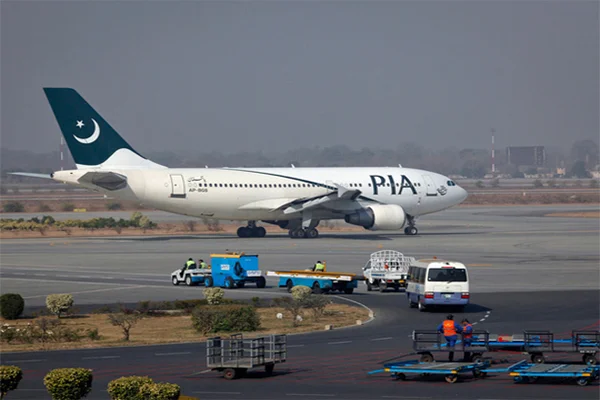 کراچی میں خراب موسم، کئی پروازیں منسوخ اور کچھ تاخیر کا شکار