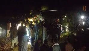 کلر کہار، زائرین کی بس کھائی میں گر گئی، 2 افراد جاں بحق، 56 سے زائد زخمی