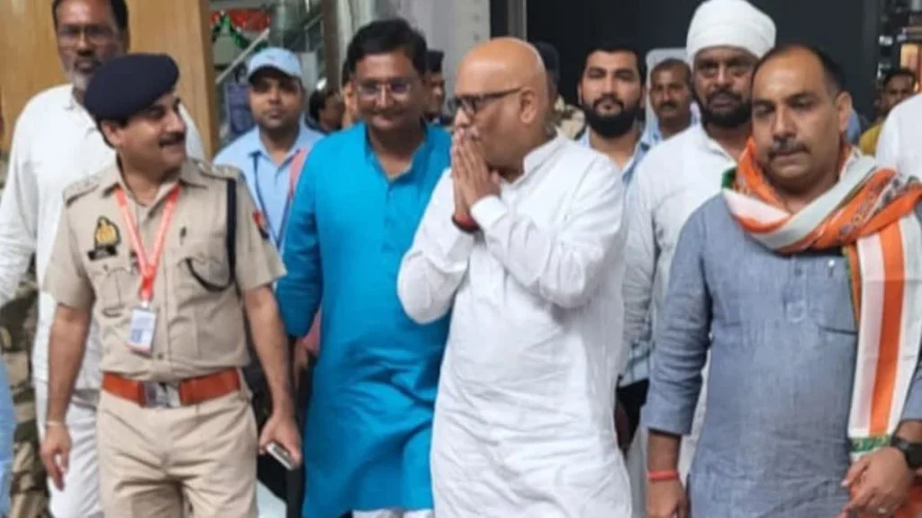 آر ایس ایس-بی جے پی پس منظر سے تعلق رکھنے والا لیڈر جو انتخابات میں پی ایم مودی کو چیلنج کر رہا ہے۔