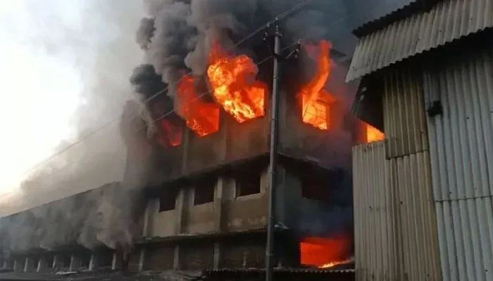 کراچی: سائٹ سپر ہائی وے پر فیکٹری میں آگ لگ گئی۔