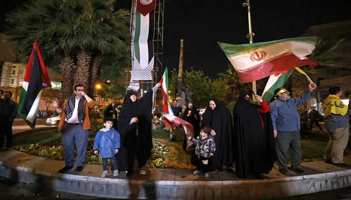 ایران کے اسرائیل پر حملے کے بعد تہران میں شہری جشن منانے سڑکوں پر نکل آئے