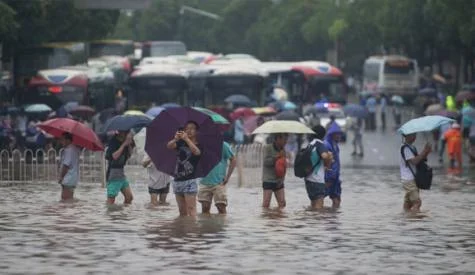 چین میں شدید بارشوں سے 100,000 افراد بے گھر، صدی کے بدترین سیلاب کا خدشہ