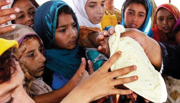 غربت سے تنگ بچوں نے کتابوں کے بجائے اوزارتھام لیے