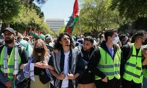 غزہ میں اسرائیلی مظالم کے خلاف امریکی یونیورسٹیوں میں مظاہرین پر پولیس کی کارروائی