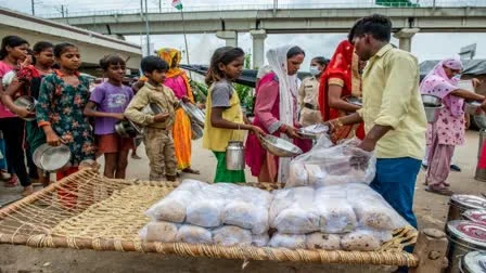 بیساکھیوں پر آنے والوں سے حکومت نہیں چل رہی""شبلی فراز