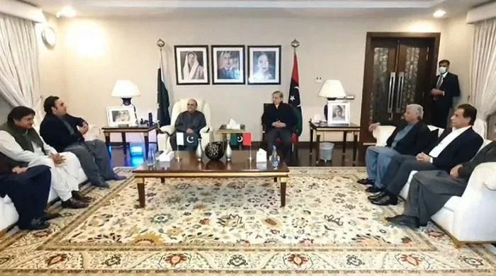 "مجوزہ آئینی پیکج: پی پی، ق لیگ اور اے این پی سے مشاورت"