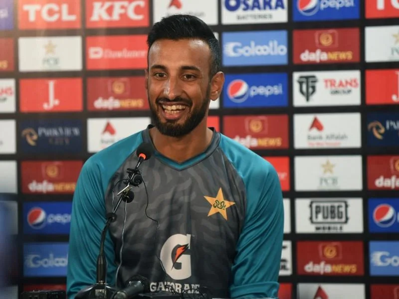 شان مسعود لندن کے ایئرپورٹ پر پھنس گئے، 12 گھنٹوں سے گیٹ وک ائیرپورٹ پر موجود