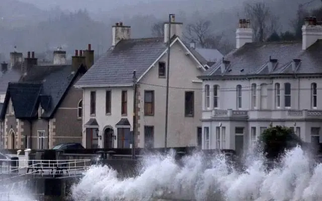 "حکومت اور پی ٹی آئی کے درمیان مذاکرات کی کشتی آغار میں ہی ہچکولے کھانے لگی"