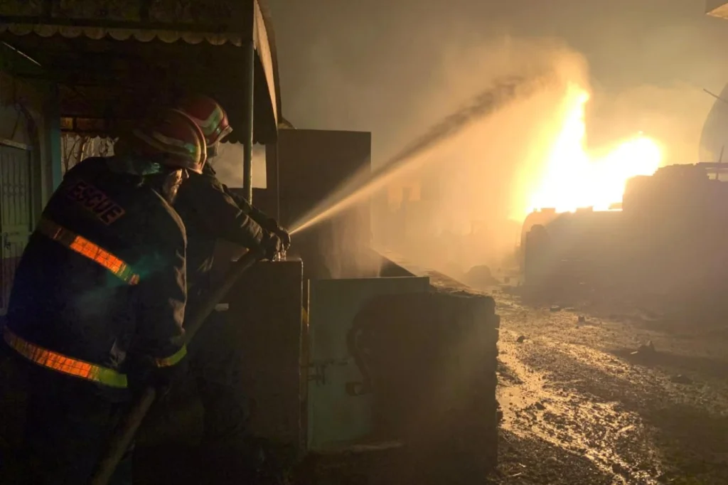 "ملتان میں ایل پی جی باوزر دھماکہ، 100 گھر متاثر، 6 ہلاک"