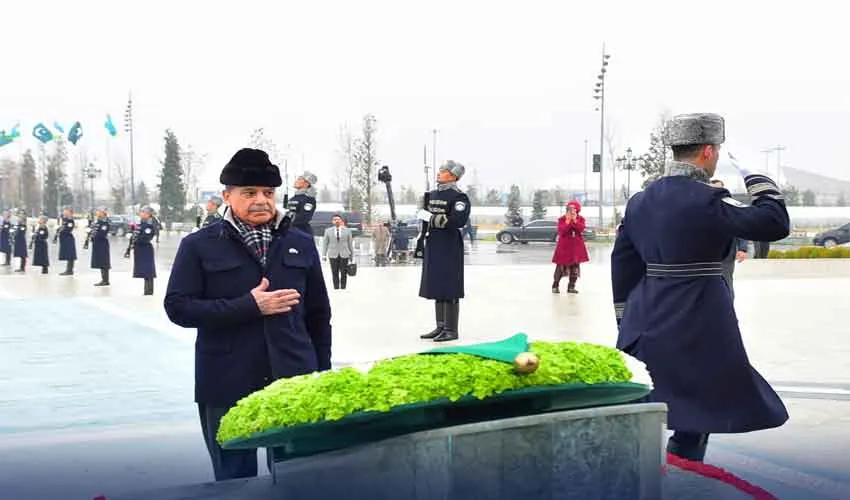 "وزیراعظم شہباز شریف کا ازبکستان دورہ: تاشقند میں یادگارِ آزادی پر حاضری"