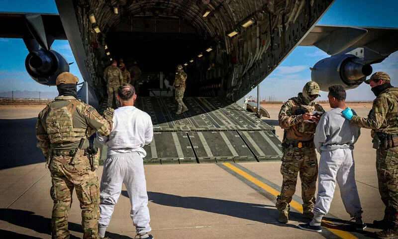 امریکا کا زیر حراست تارکین وطن کو گوانتانامو بے بھیجنا شروع