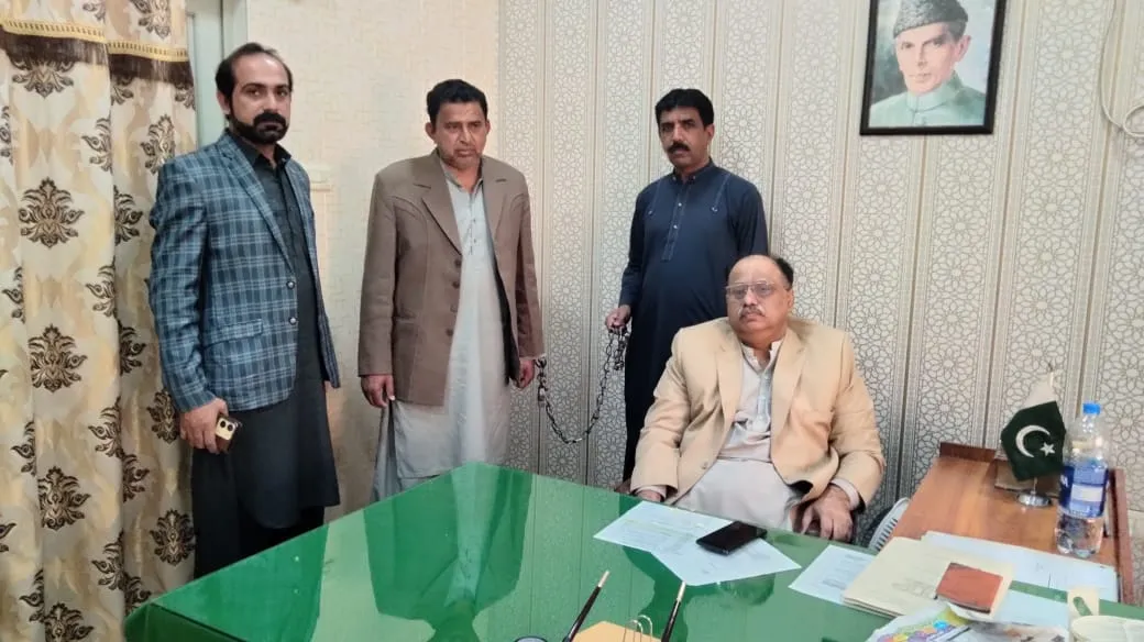 "رشوت لیتا ہوا گرفتار: ملتان میں سیشن جج کورٹ کا سینیئر کلرک پکڑا گیا"