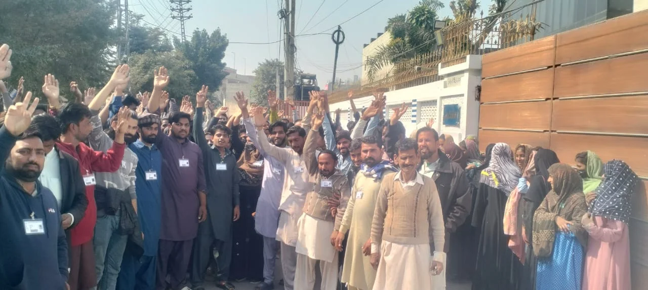 ملتان : مسعود پیرلز فیکٹری کے سینکڑوں ملازمین کا تنخواہیں نہ ملنے پر احتجاجی دھرنا