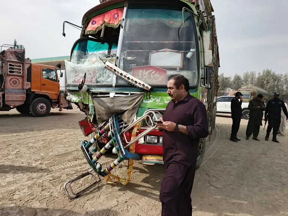 ملتان:حسن سوالی چوک پر ٹریفک حادثہ ،6 افراد جاں بحق ، 8 زخمی