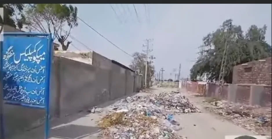 انوکھا انتقام،بجلی کنکشن کاٹنے پر بلدیہ نے میپکو کمپلیکس کے سامنے گندگی کے ڈھیر لگا دیئے