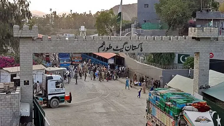 طور خم بارڈر 27 روز بعد کھول دیا گیا، مسافروں کی آمدورفت بحال