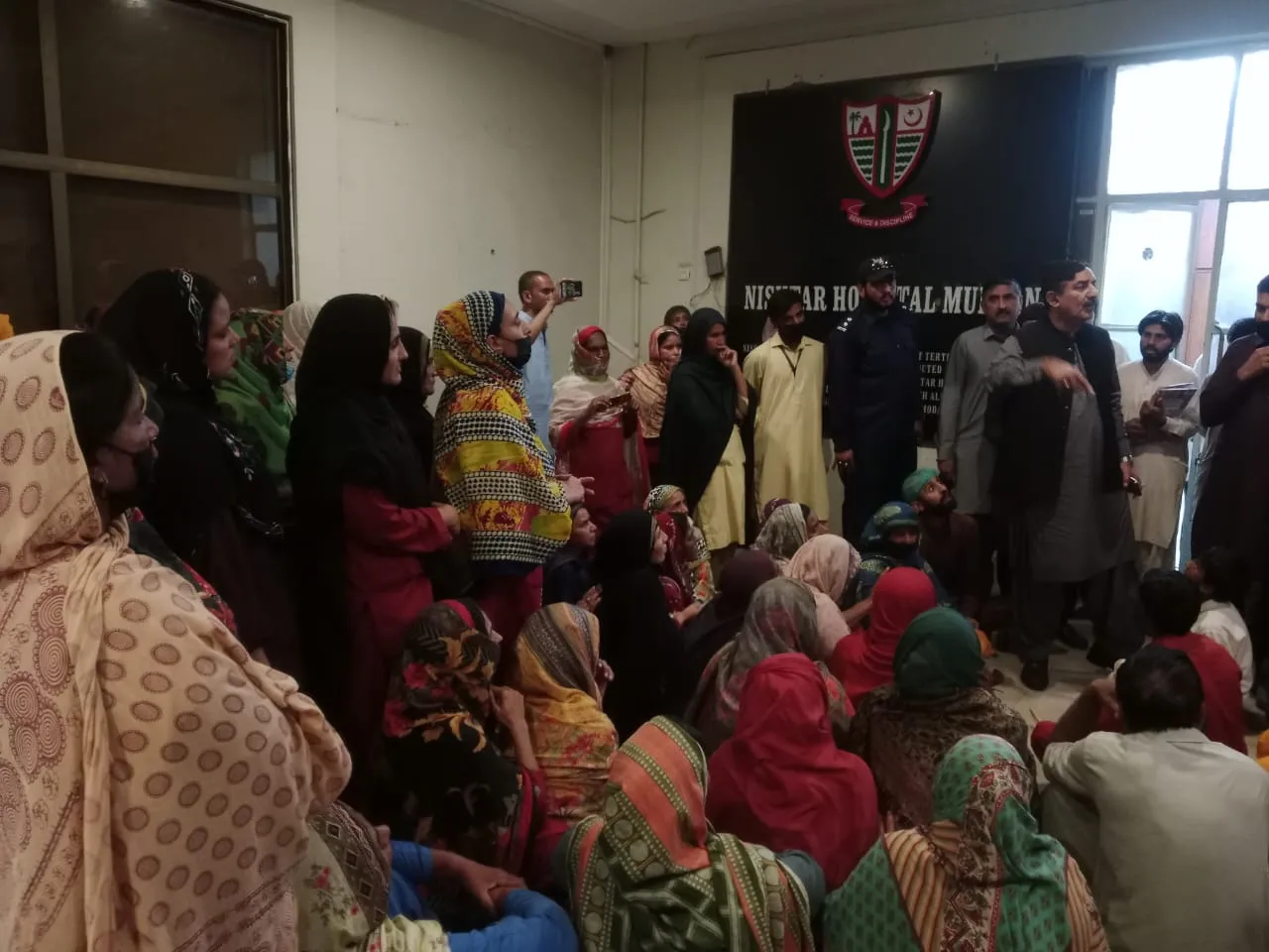 نشتر:تنخواہوں سے محروم ملازمین نے ایم ایس آفس کا گھیراؤ کرلیا(نعرے بازی)