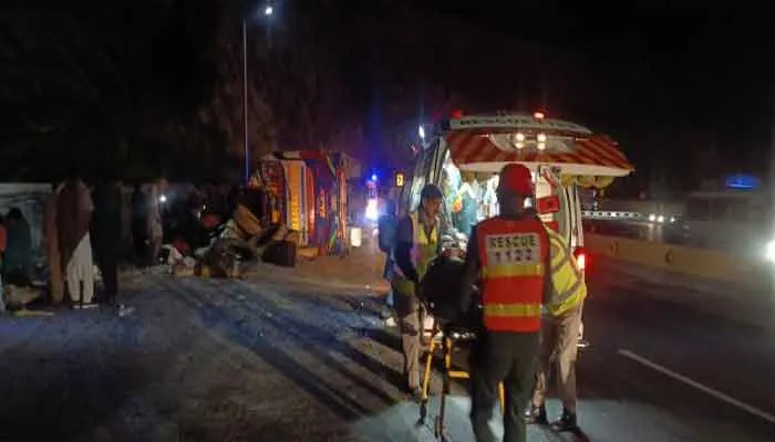 چکوال میں بس الٹنے سے 5 مسافر جاں بحق؛ 30 شدید زخمی