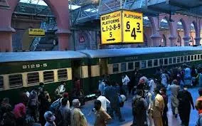عید اسپیشل ٹرین سات سو زائد مسافروں کو لے کر پشاور روانہ