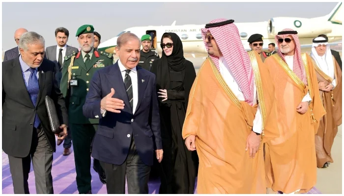 وزیراعظم وفدکے ہمراہ 4 روزہ دورے پر سعودی عرب پہنچ گئے